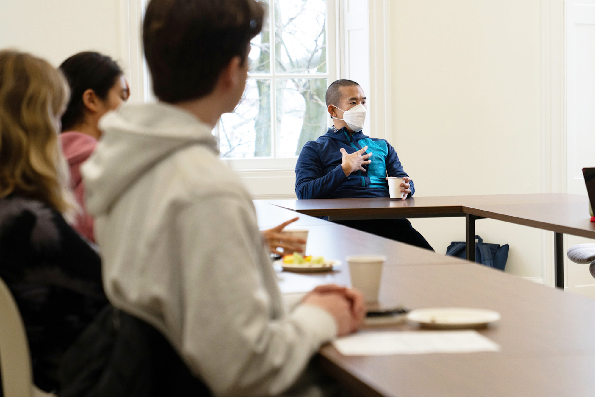 Ed Yong talking with a small undergraduate group